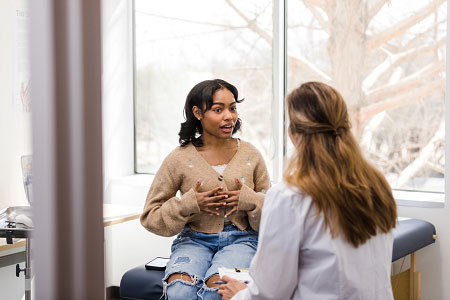 mujer hablando con doctora