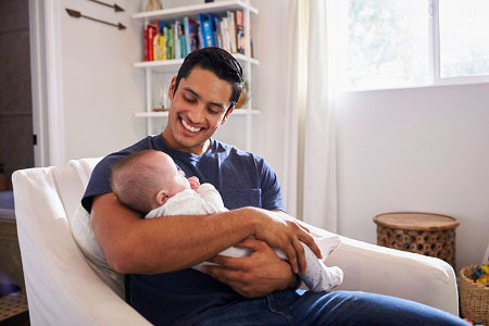 papá con bebé en brazos